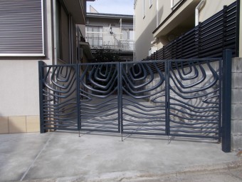 玄関ドアとタイルを変えてスタイリッシュな玄関まわりに 玄関ドアとタイルを変えてスタイリッシュな玄関まわりに